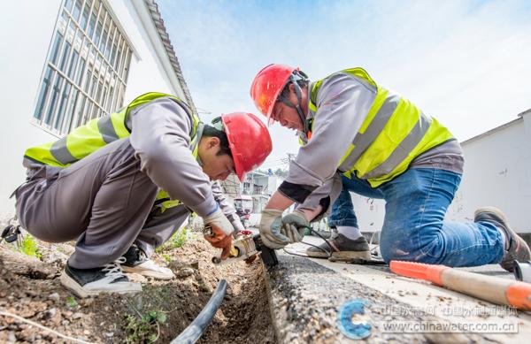 图为工人在繁昌区繁阳镇进行农村供水管道焊接作业(肖本祥摄)DSC_0512