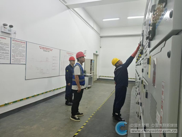 那平江泵站工作人员开启机组进行抽排涝工作(张源 摄)