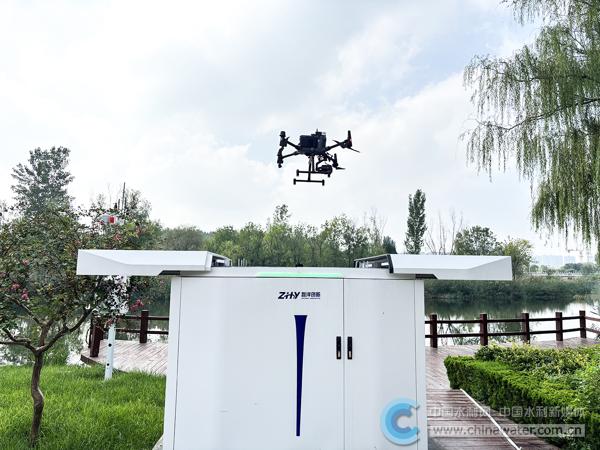 无人机腾空而起开展巡河