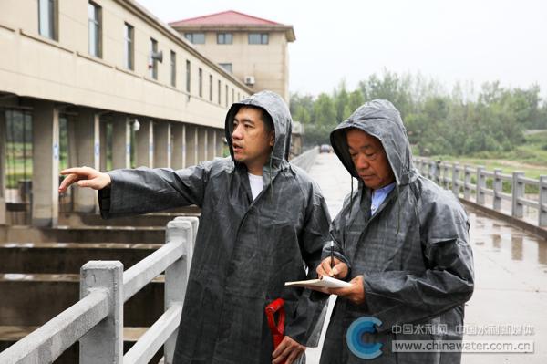 德州市水利局党员汛期巡查水闸 本报通讯员 李巍仑 摄