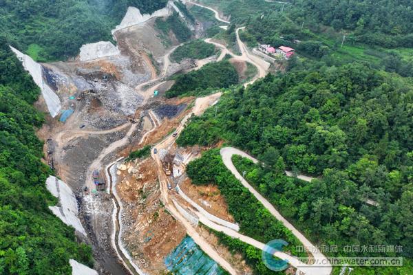 2025年7月12日,在重庆市酉阳土家族苗族自治县李溪镇让坪村前峰水库施工现场看到一些挖掘机个装载车正忙着将弃渣装车运出去。陈碧生摄 (16)