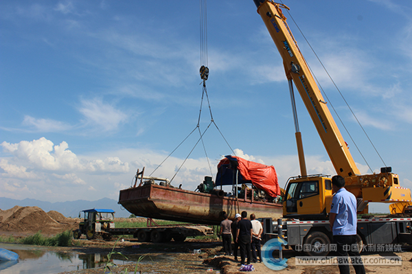 吊离非法抽砂船