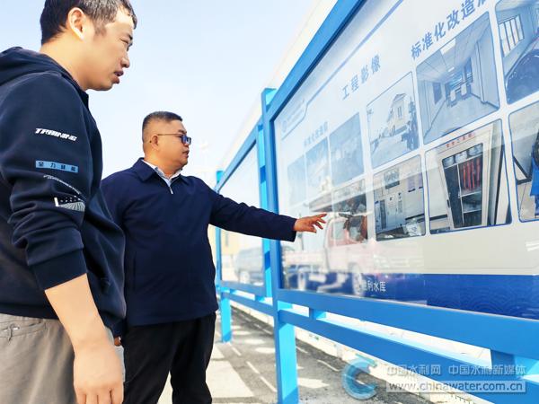 吴国权(右一)在新疆塔南灌区管理服务站查看标准化建设进展