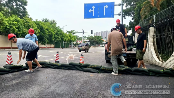 茂名粤海水务设置沙包防止外水流入